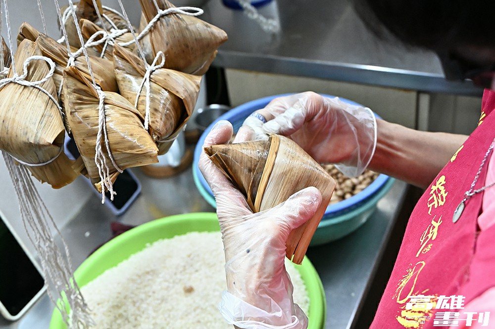 每顆菜粽都會用到三張葉片，中間為舊葉，旁邊二張為新葉。(攝影/Carter)