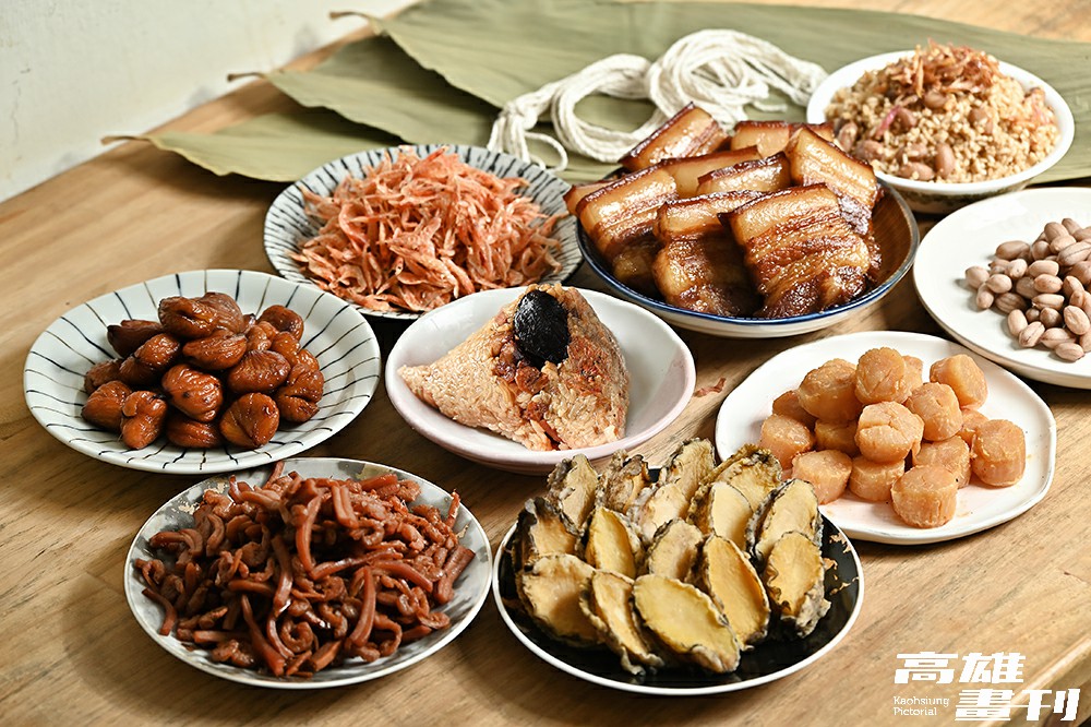 龐家肉粽對食材要求高，紅燒三層爌肉、鹹鴨蛋、新鮮蝦米、雲林北港花生、新社冬菇、東港櫻花蝦、貢寮鮑魚、阿根廷魷魚、日本北海道北勝干貝，一字排開相當壯觀。(攝影/Carter)