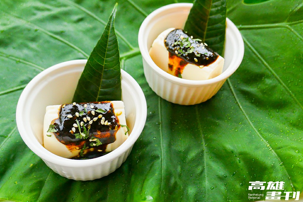 自製香椿醬以芝麻、花生油、素蠔油混合熬煮，淋在嫩豆腐上香氣逼人。(攝影/Naru)