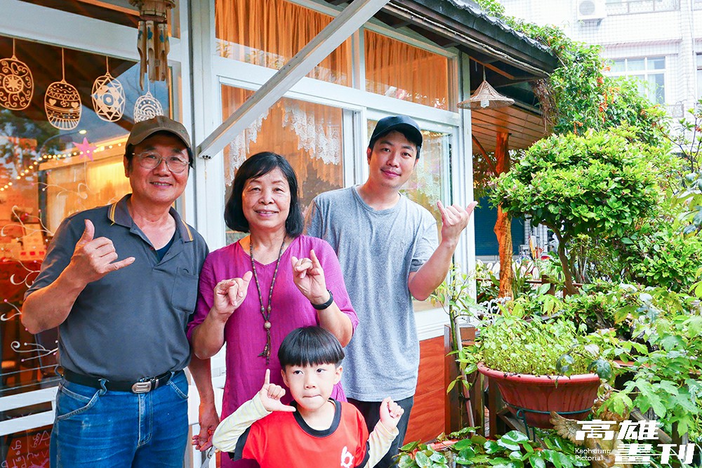 陳羿伶與陳志榮夫婦創立的「清逸軒香草庭園餐廳」由家族共同支援經營，兒子陳柏丞負責掌杓製作季節菜色。(攝影/Naru)
