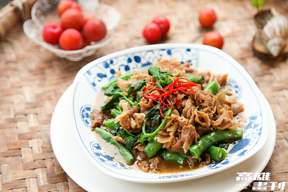 山豬肉炒蔬菜為配合季節食材的變化料理。主廚使用薄片帶皮山豬肉和醜豆搭配，打造爽脆口感。(攝影/Naru)