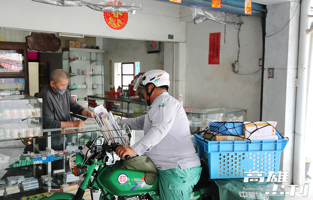 六龜郵局郵務士杜偉明，騎著綠色野狼檔車穿越大街小巷，走進每一戶人家，將信送到居民手裡。(攝影/Carter)