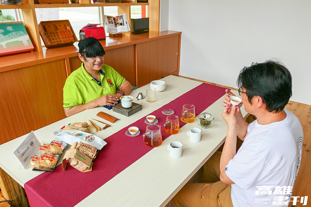 山茶故事館內設置茶席，事先預約茶席體驗，可在現場品嘗3種山茶。(攝影/Naru)