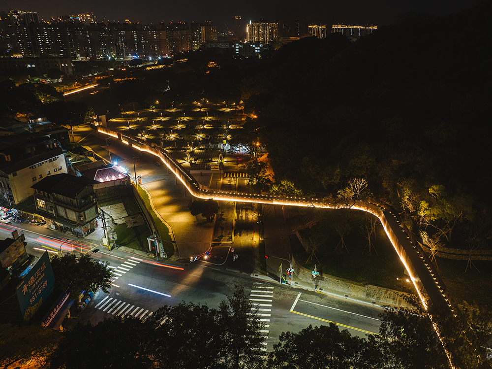 從高處瞭望夜間的見城之道，彷彿一道跨越天際的銀河。(圖片提供/高市府文化局)