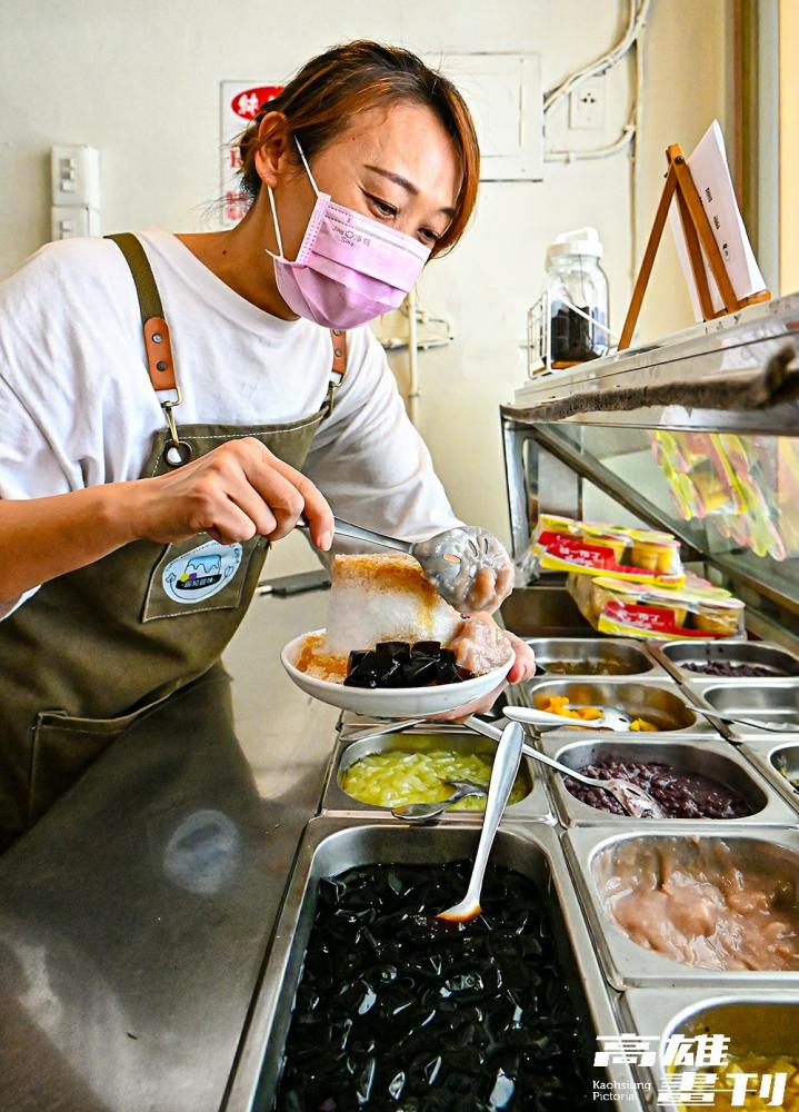 吧台琳瑯滿目的八寶配料，幾乎都由闆娘手工熬煮。(攝影/Carter)