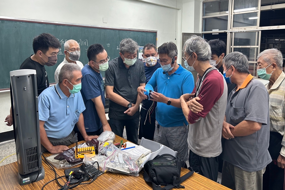 在社區大學及學校開設家電維修課程，協助地方培養在地維修人才。(圖片提供/小家電診所)