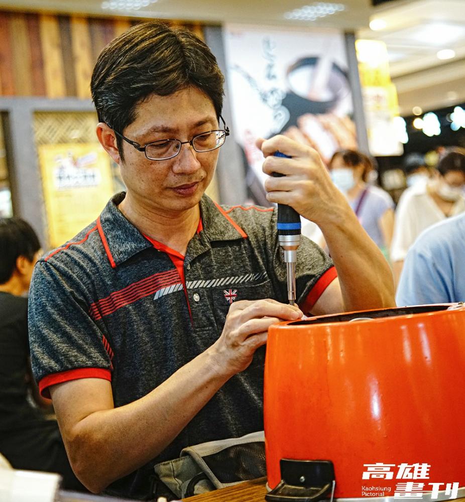 小家電診所召集人黃武就，平時為楠梓國小老師，因認同歐洲「維修咖啡館」概念，與一群志同道合的維修朋友，當起志工免費幫民眾修小家電。(攝影/曾信耀)