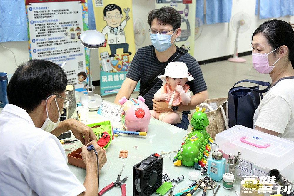 高市府環保局南區清潔隊邀請蘇爸玩具醫院到活動現場免費檢測維修。(攝影/Carter)