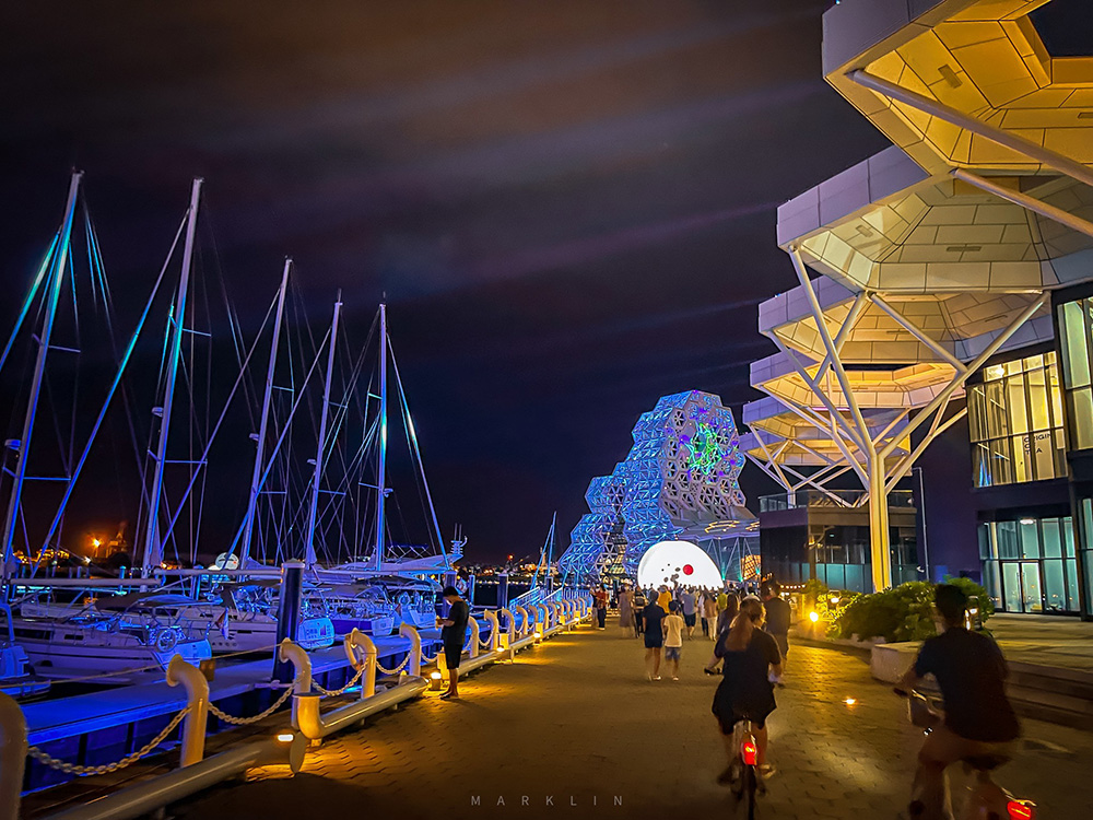 華燈初上，高雄流行音樂中心沿岸運用不同燈光色彩點綴，為夜晚港都披上一層浪漫。(圖片提供/高市府海洋局)