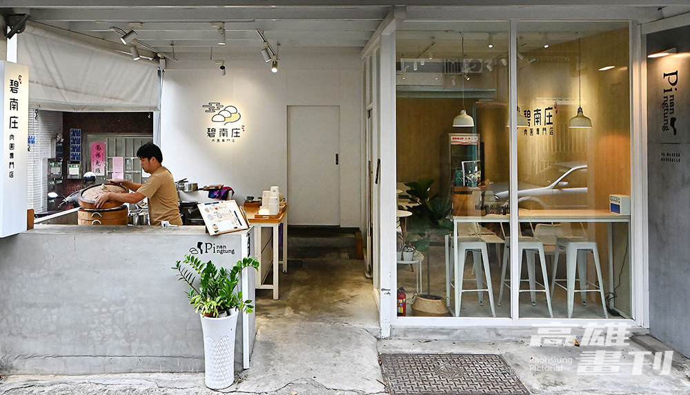 碧南庄肉圓專賣店打破傳統小吃印象，年輕頭家葉安祥以國外馬卡龍店為靈感，打造大面落地窗、白色系的清新風格。(攝影/Carter)