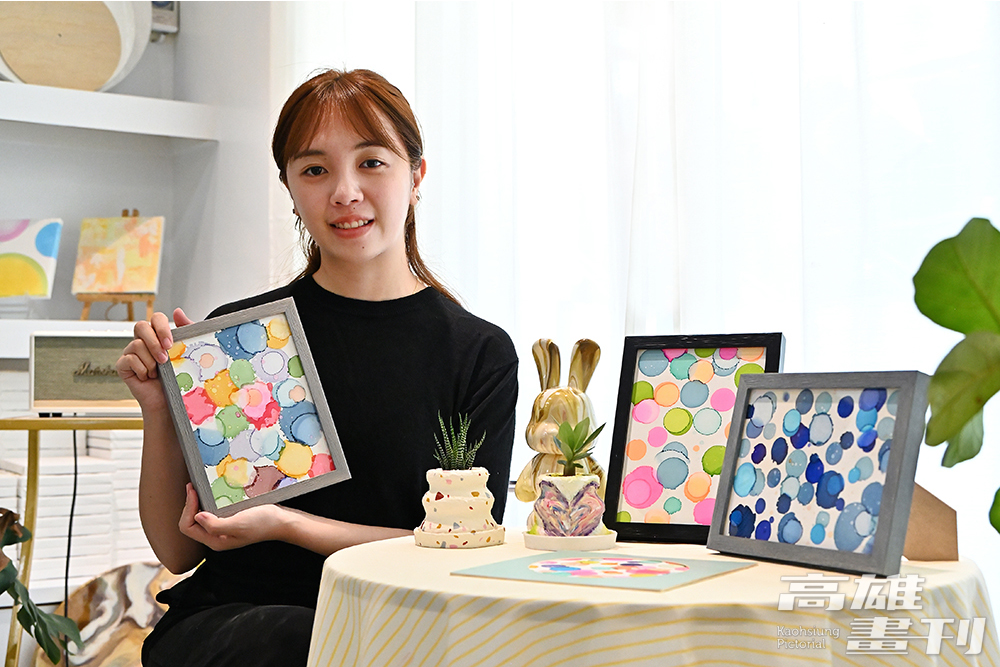 八年級生的筱玲老師無意間接觸流動畫藝術，一路自學從早期斜槓開班授課到成立個人工作室。(攝影/Carter)