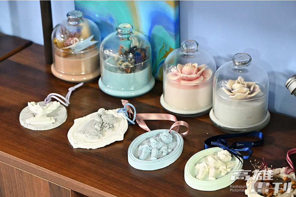 同樣香氣迷人的乾燥花、浮游花、香氛蠟燭手作體驗，送禮自用兩相宜。(攝影/Carter)