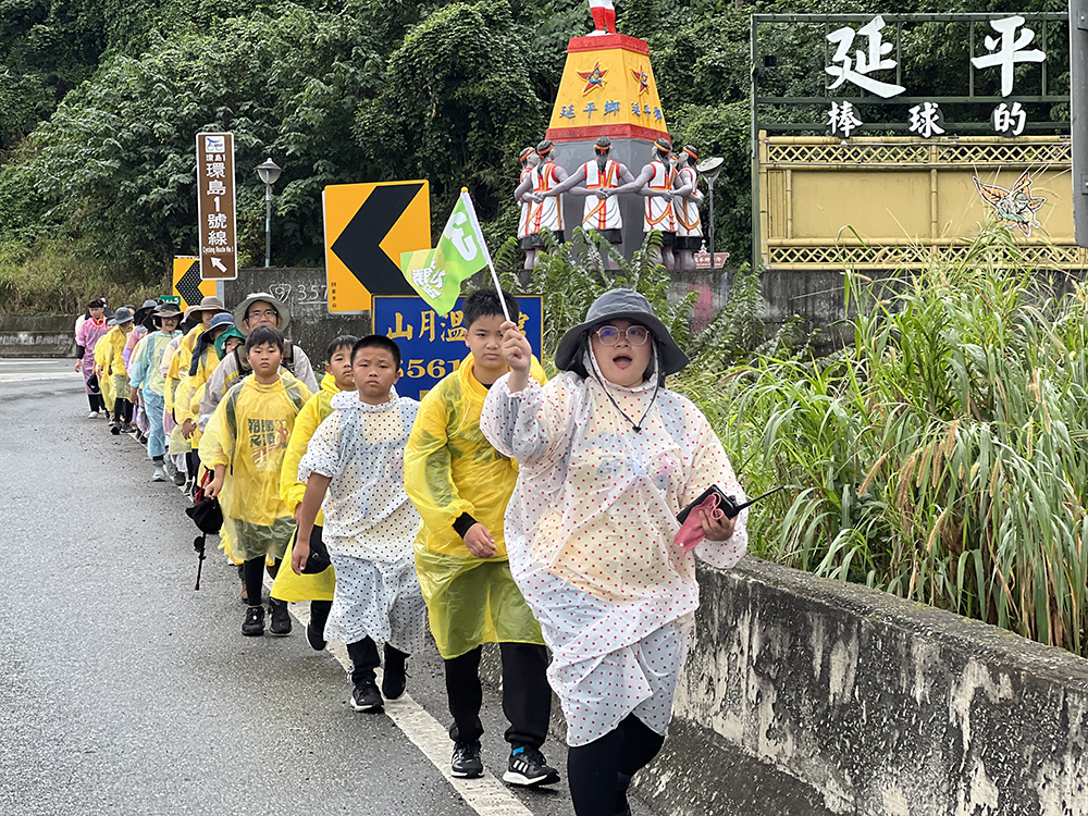2022年逆轉聯盟第一次舉辦百人健行活動，參與的孩子不但交到好朋友，也對克服逆境有另一層次的體悟。(圖片提供/逆轉聯盟)