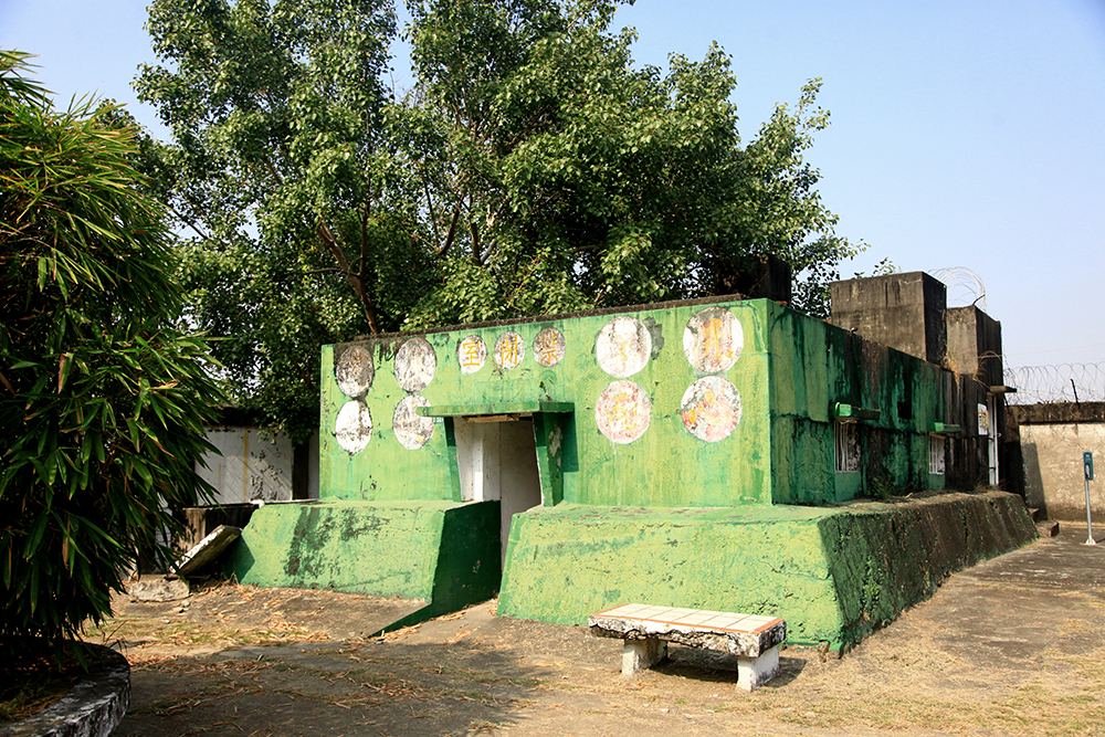 此為國軍時期的勒戒室，前方為禁閉室，展現園區中不同時期的建築。