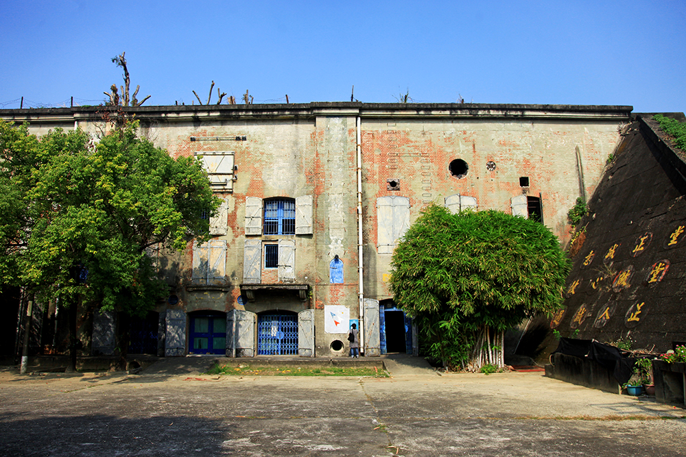 為防止敵軍轟炸，大碉堡上方有厚厚泥土，門亦採用防爆門，從正面看到三個跨間的設計皆不同。