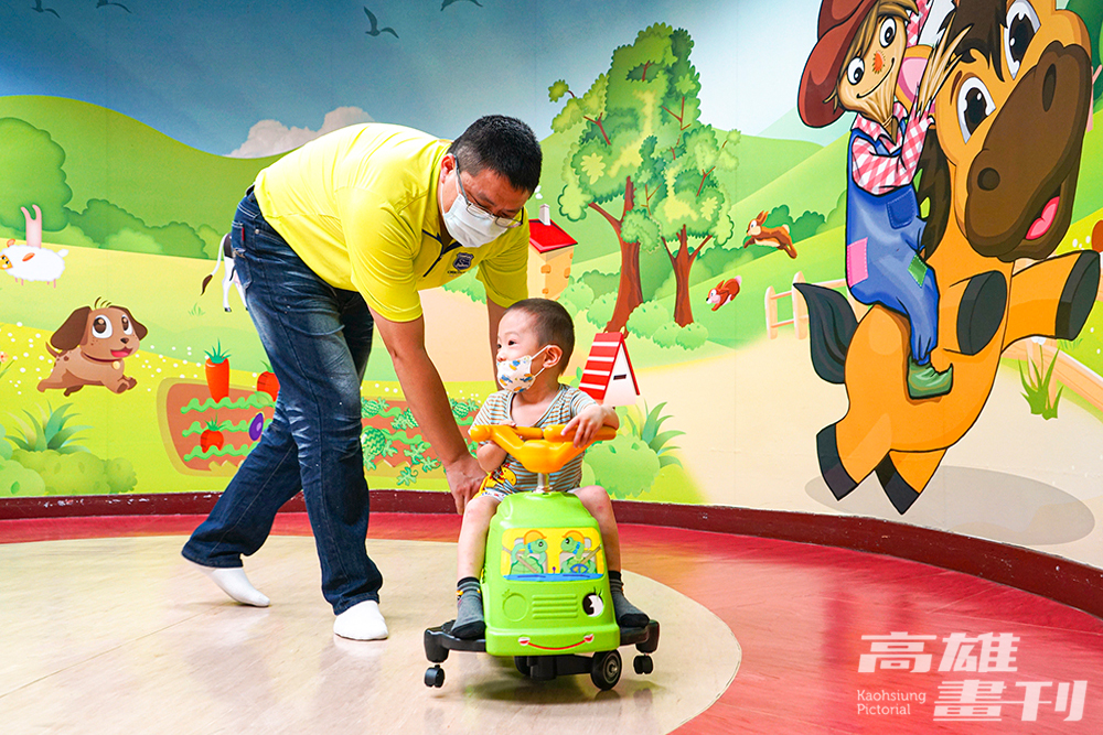 高雄目前已於 19 個行政區設置 22 處親子館，針對0至6歲嬰幼兒及其家長提供育兒資源及分齡遊戲室等空間。(攝影/Cindy Lee)