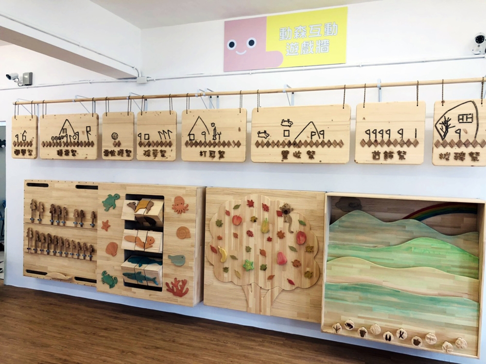 桃源親子館提供具原民色彩佈置及教遊具。(圖片提供/高市府社會局兒童褔利服務中心)