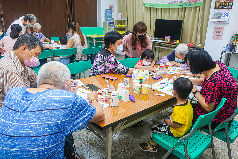 左營富民親子館辦理老幼共融活動。(圖片提供/高市府社會局兒童褔利服務中心)