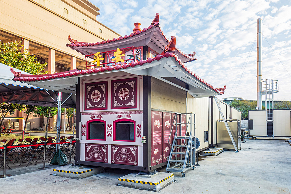 高雄市率全國之先啟用「平安」、「如意」2座可移動式紙錢專用環保金爐，外觀仿貨櫃型式可移動式設計，增加處理機動性。(圖片提供/高市府環保局)