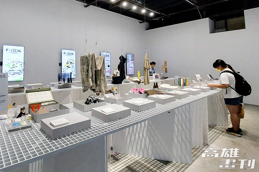 展覽跳脫平面設計領域，透過滿載回憶的人生紀念物品，用設計訴說扣人心弦的生命歷程及故事。(攝影/李瑰嫻)