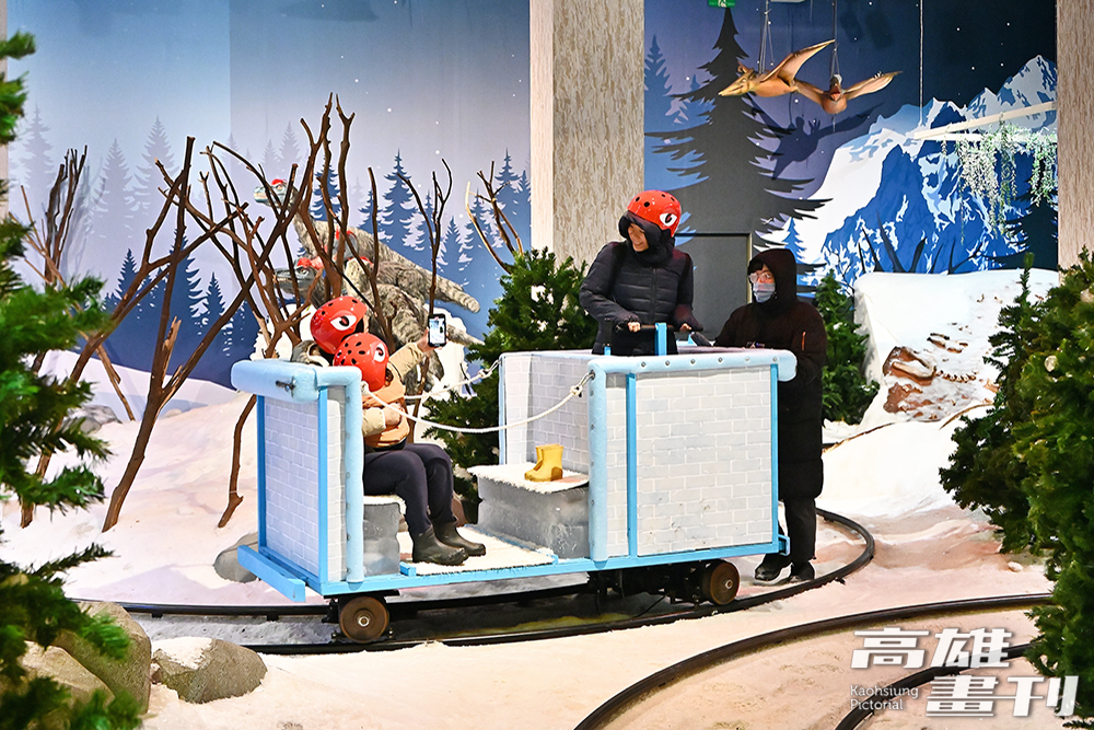 侏羅紀X恐龍雪世界展區，獨家打造手控冰磚車，空中還有翼龍伴隨而行。(攝影/Carter)