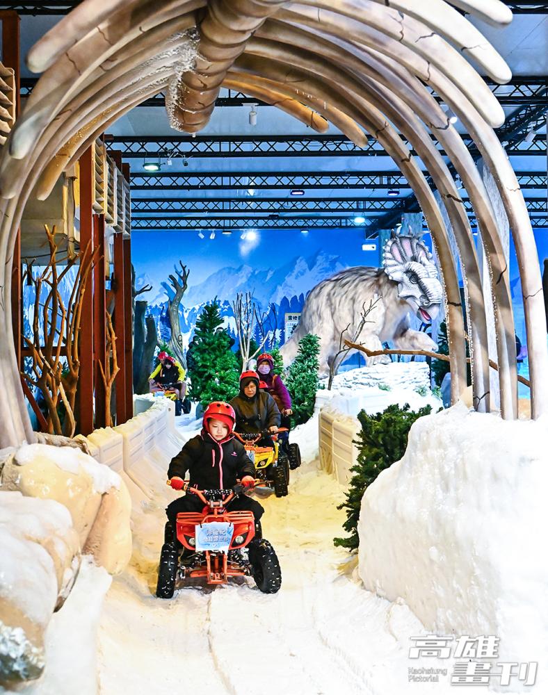 大人小孩騎乘雪地車環繞園區，讓孩子體驗自己操控車子油門的刺激感，經過超級巨大的骨頭化石場景，十分震撼。(攝影/Carter)