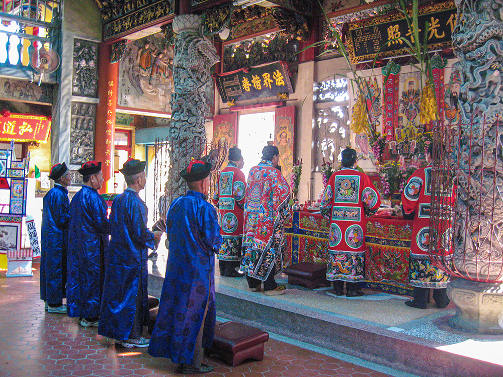 中元節起源自道教中地官大帝（舜帝）的誕辰，宮廟祭祀活動從敬拜神明開始。(圖片提供/阿隆師)