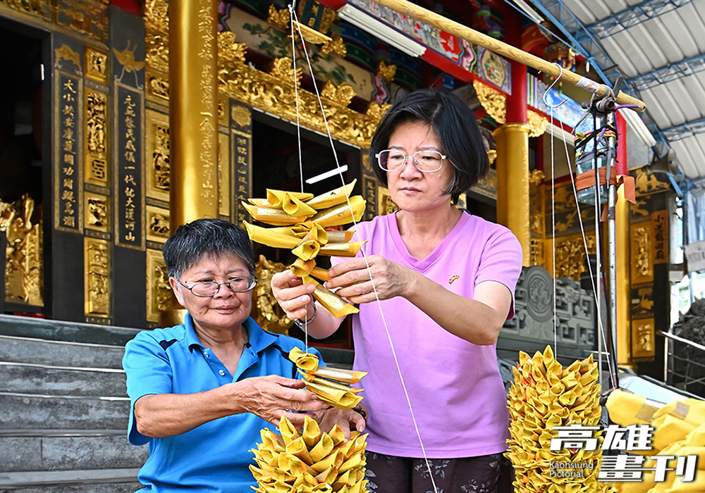 小港龍湖廟建廟之初，金紙摺成元寶狀後，以大竹簍盛裝堆放偏房， 清末民初的一位信眾發想，以針線將這些元寶串起，節省儲放空間又美觀，「串金」遂成為大士爺祭典的特色。(攝影/Carter)