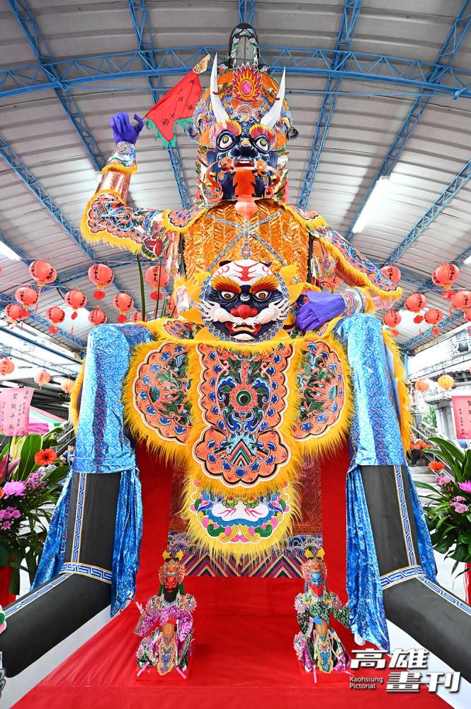 小港龍湖廟委請高雄市傳統工藝糊紙保存者陳志良藝師，製作高達5.2公尺的紙糊大士爺金身，為全臺最大尊的坐姿紙糊大士爺。(攝影/Carter)