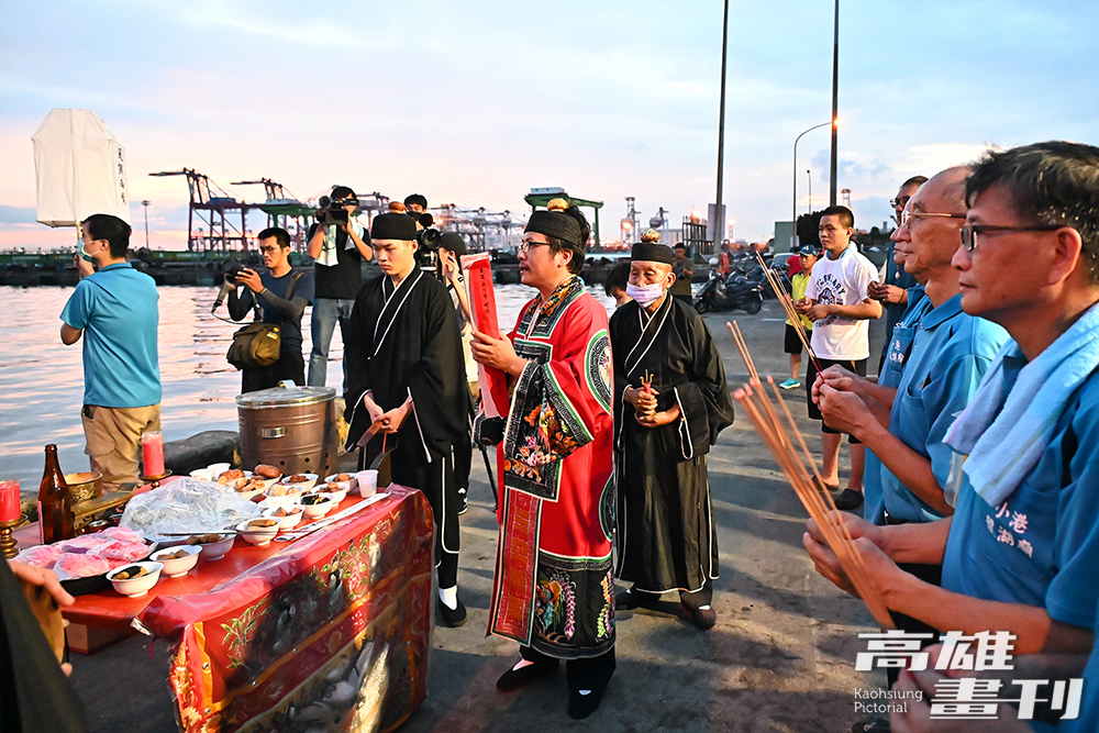 小港龍湖廟依循百年古禮於農曆7月14、15、16日舉辦大士爺祭典，包括迎大士(遶境)、安座、開光點眼、放水燈、公筵、五更早朝、燈篙豎旗、午供、打水狀、入醮、普渡、坐座與普施、恭送大士及安座等傳統科儀。