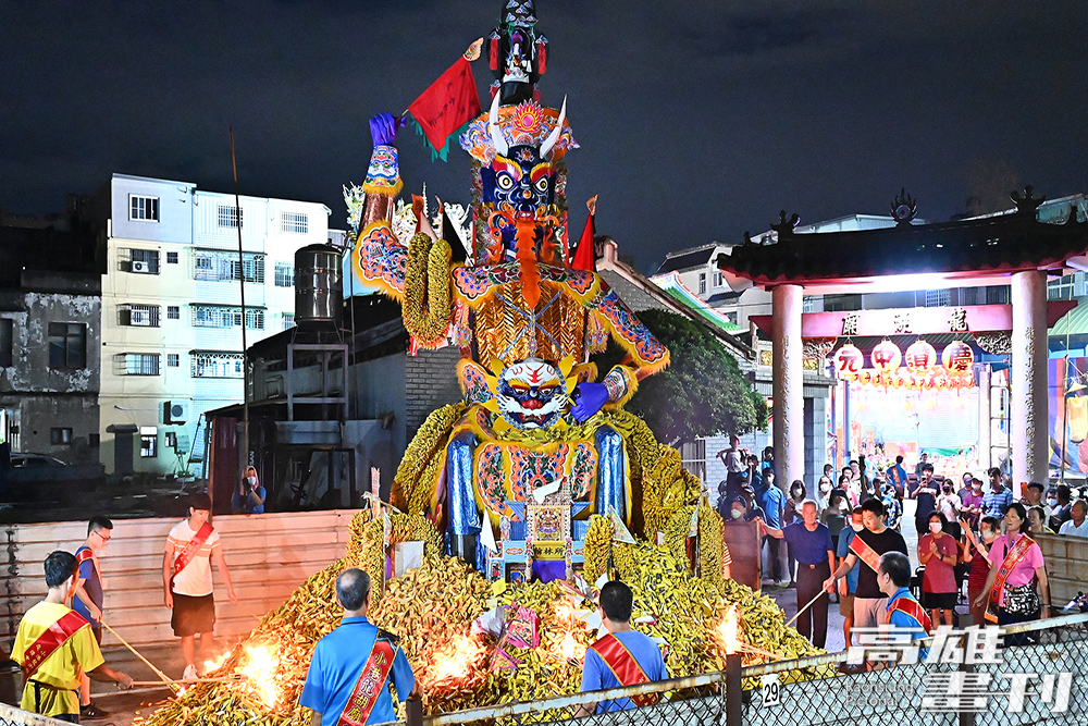 「化大士」伴著熊熊焰火恭送大士爺升天，象徵已渡化好兄弟、帶走災厄，並護佑百姓健康平安。(攝影/Carter)