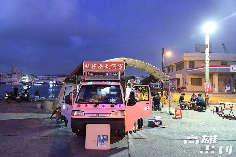 30多年路邊攤的人情味濃厚，維持庶民銅板美食，也因此成為大學生打牙祭的宵夜好去處。(攝影/Carter)