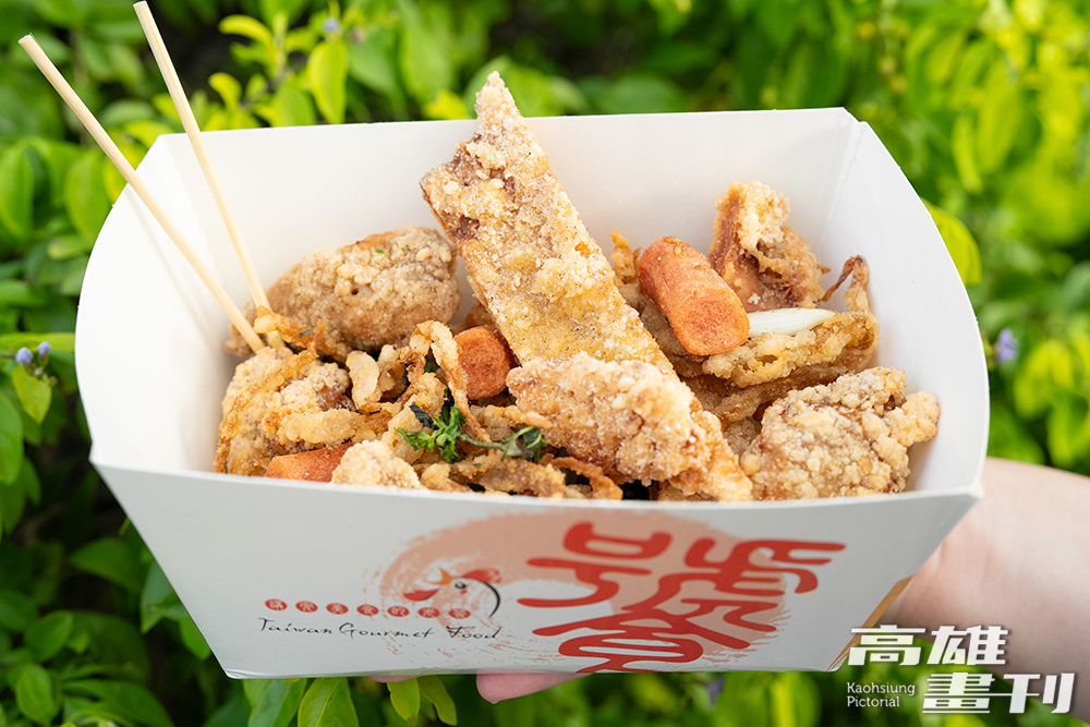 台式鹹酥雞選擇多樣、口味多變，素食者也都能放心開吃。(攝影/黃敬文)