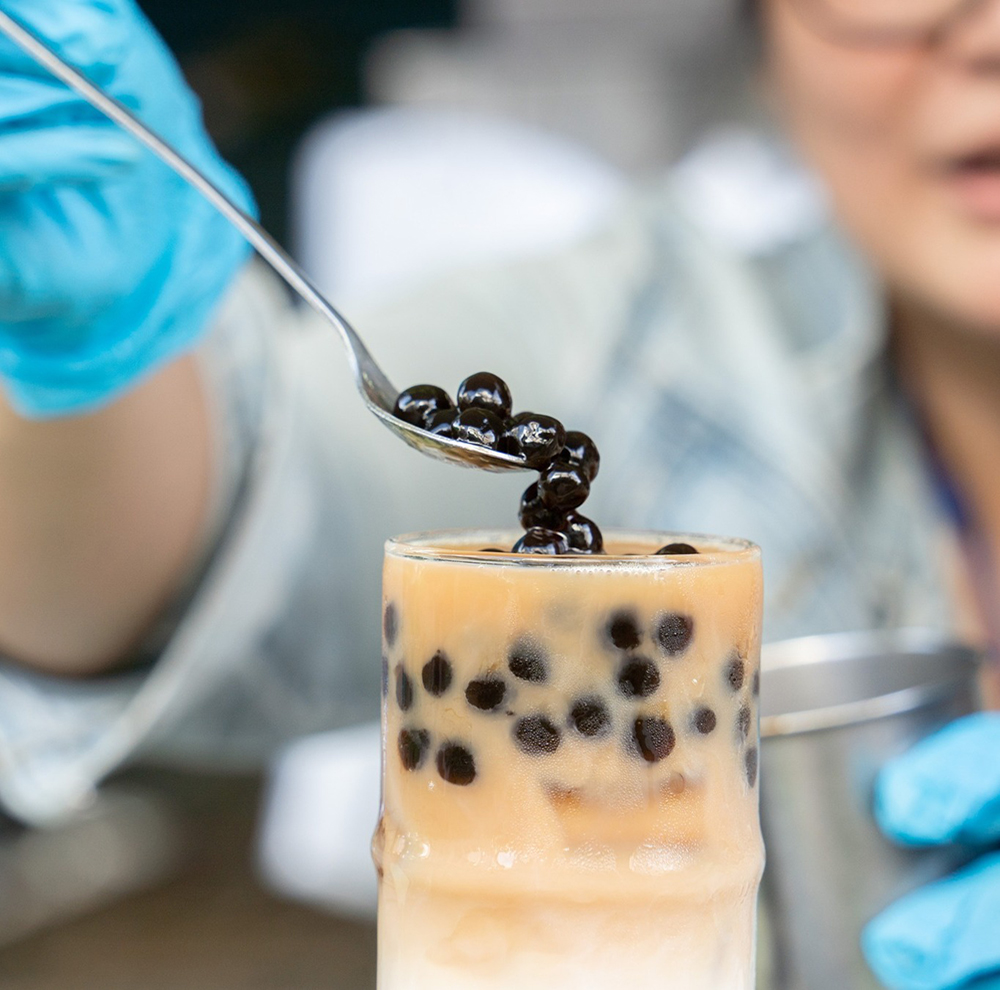 無論波霸或珍珠皆適宜增添奶茶咀嚼Q彈口感。(圖片提供/高市府觀光局)