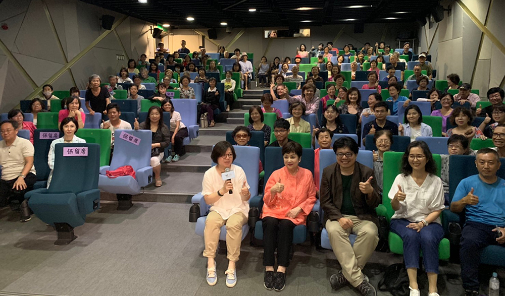 影迷一睹甄珍風采，現場熱情支持。