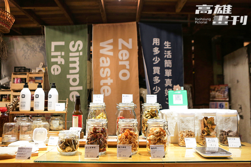 位於鹽埕第一公有市場內的「嶼澎」是由返鄉青年Penny創立的無包裝商店，攤位上所有產品皆以裸賣的形式販售。(攝影/楊為仁)