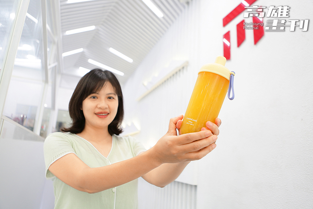 連鎖品牌麻古茶坊在第一時間響應活動，顧客使用環保杯消費就能享折扣優惠。(攝影/楊為仁)