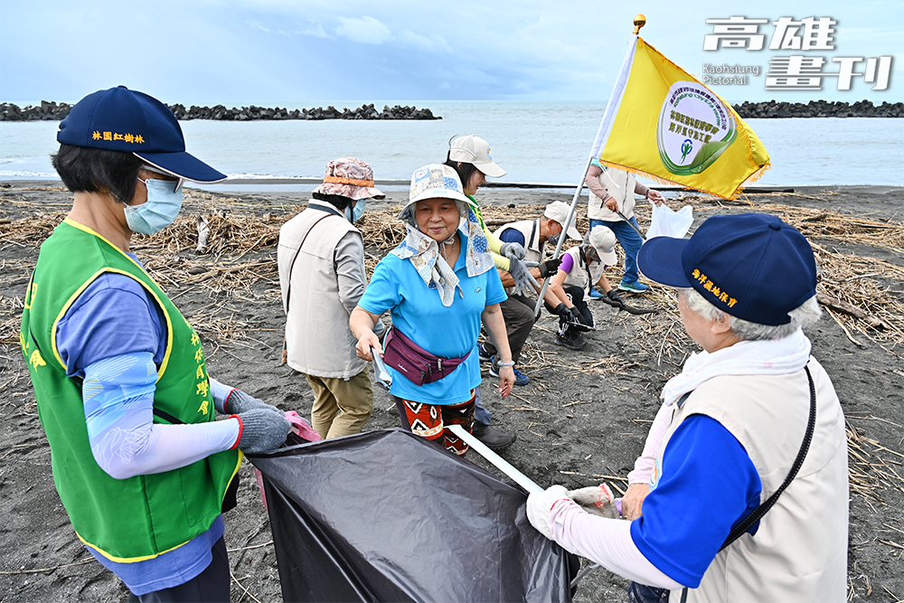 海岸巡守志工隊每月定期進行巡檢，是高雄海岸線環境維護不可或缺的生力軍。(攝影/Carter)