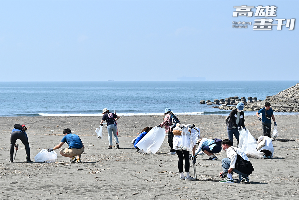近年來，市府環保局持續推動淨灘工作，努力維護高雄海岸沙灘環境。(攝影/Carter)