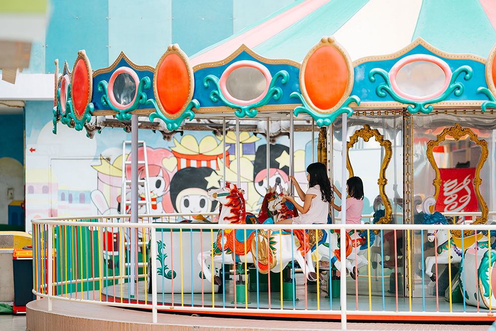 「城市解壓縮 Mixtape : CITY\'S PARTY .zip」沉浸式派對於高雄4大限定場域舉辦，其中7、8年級生專屬的高雄版迪士尼—「大立百貨空中樂園」將變身高雄最高的 Live House