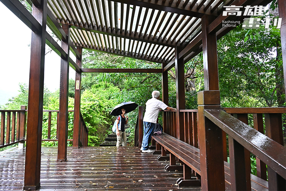 步道沿途設有兩座涼亭，或隨性坐在樹下俯瞰被青山環抱的寶來聚落、溪谷與山巒景致，特別感受心曠神怡。 (攝影/Carter)