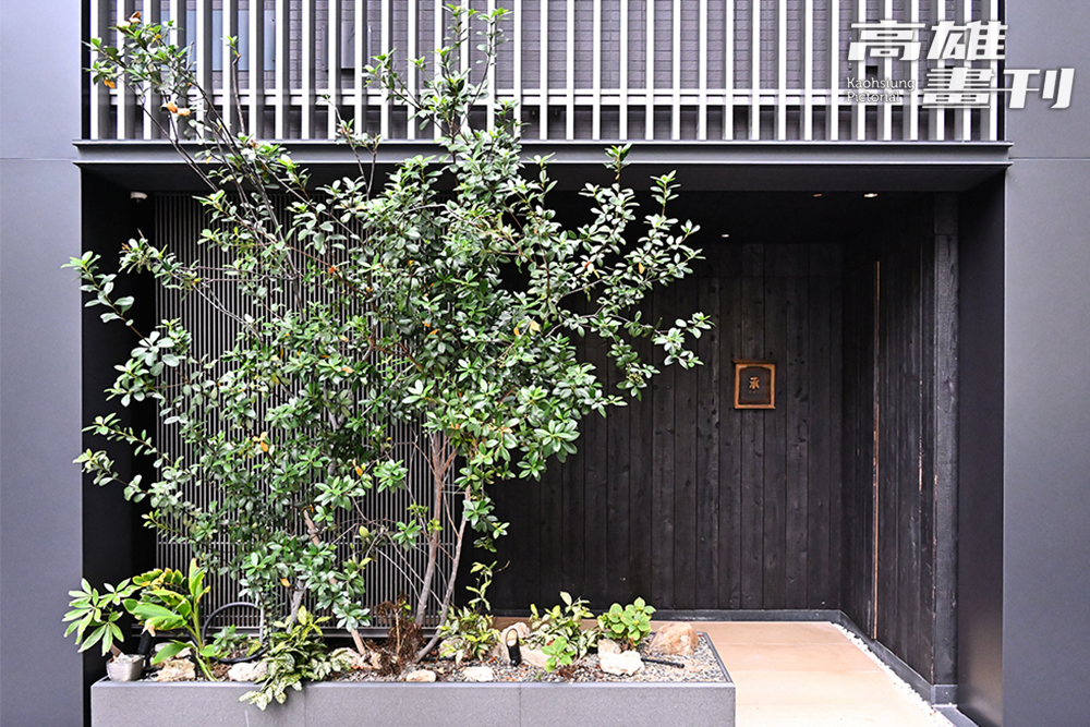 從熱鬧的復興路轉入寧靜小巷，「承SHO」在低調的環境中仍自帶光芒。(攝影/Carter)