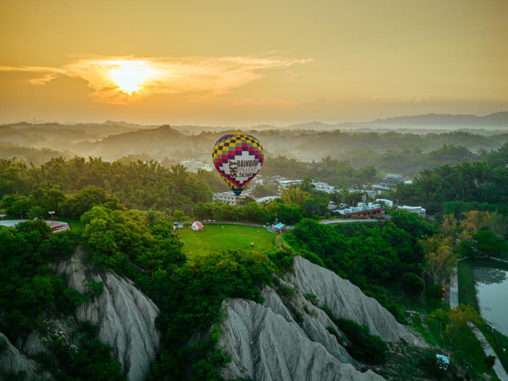 搭乘熱氣球觀看月世界獨特惡地美景。(圖片提供/高市府觀光局)