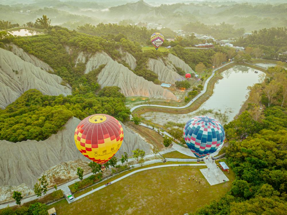 月世界地形橫跨高雄燕巢、田寮及臺南，是全球少有的自然地形景觀。該地無法直接攀登稜線，而透過熱氣球繫留體驗可以近距離觀察，是絕佳機會。(圖片提供/高市府觀光局)