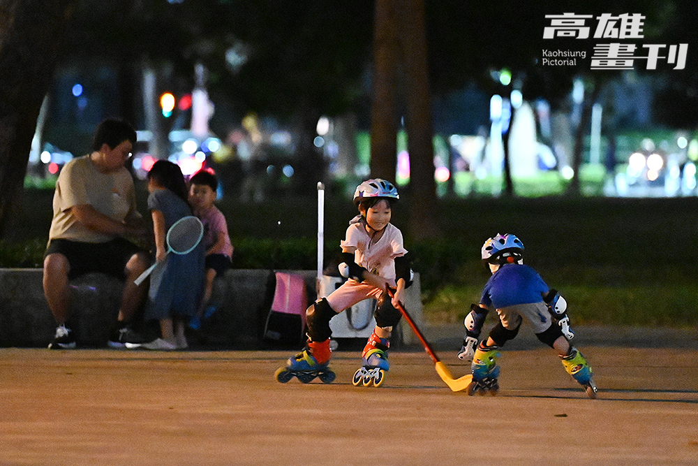 凹子底森林公園溜冰場，每到夜晚都能見到許多家長帶著孩童來到此處享受直排輪的樂趣。(攝影/Carter)