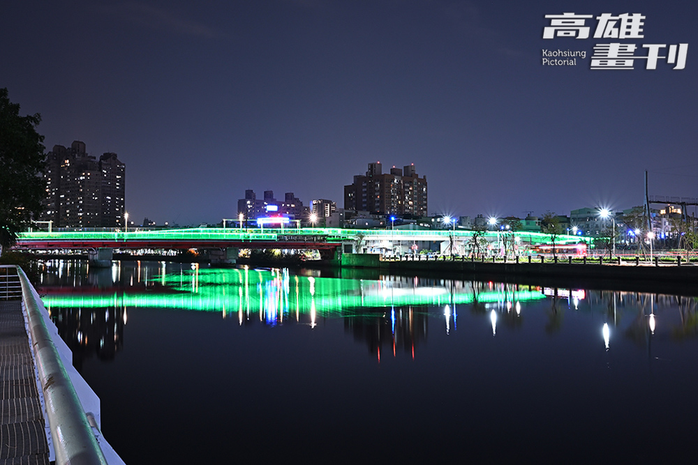 夜騎鐵路綠園道，欣賞美麗市景。(攝影/Carter)