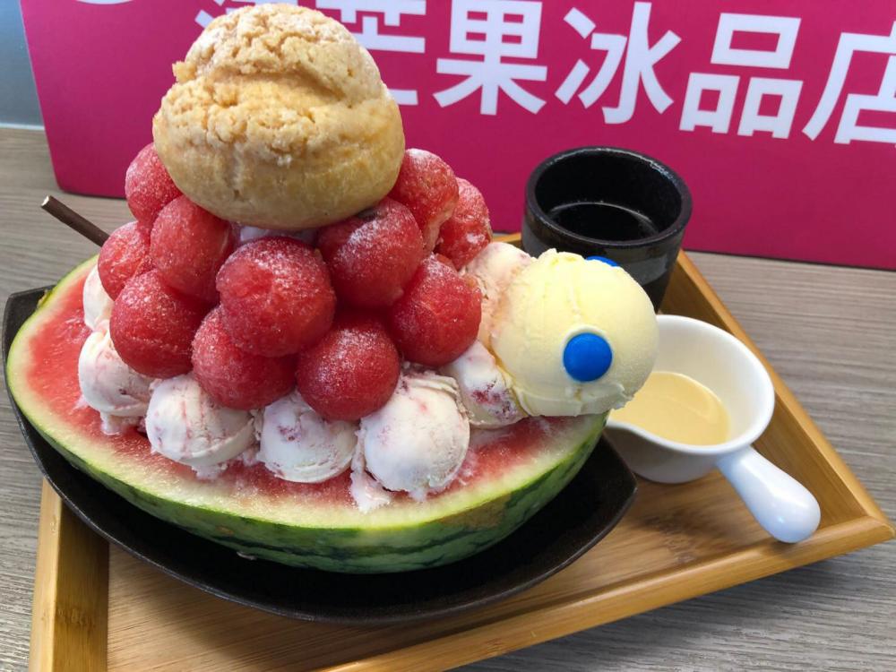 取名為「綠西龜」的冰品，在西瓜上堆滿牛奶雪花與冰淇淋泡芙。