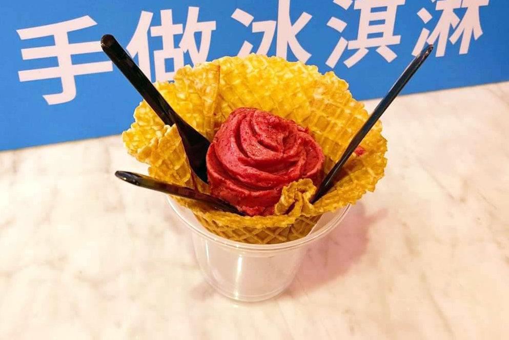 酸甜的野莓義式冰淇淋搭配香脆餅乾。