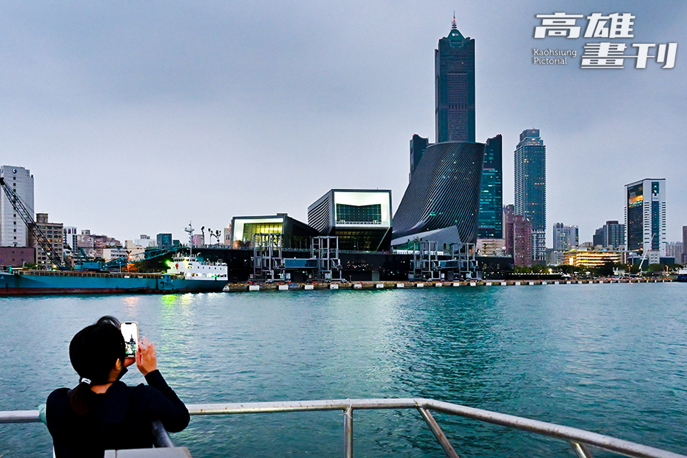 從海上角度看高雄港灣周邊建築景觀，又是不一樣的感受。(攝影/Carter)