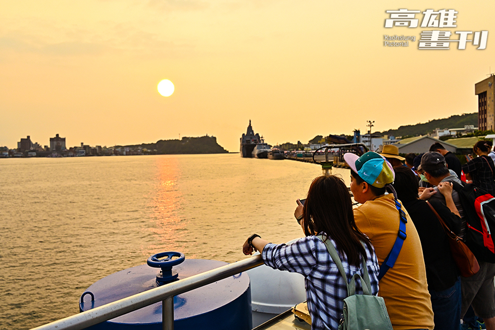 西子灣的夕陽美景遠近馳名，吸引遊客慕名而來。(攝影/Carter)